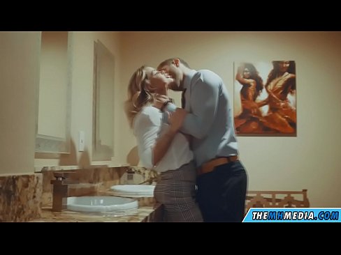 ❤️ Kana blonde ine busty inokukwezvera muchimbuzi cheveruzhinji pa %sn.porngipfy.ru % ❌️❤